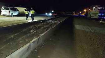 Antalya Manavgat'ta otomobil refüj bordürüne çarparak durdu, sürücü yaralandı