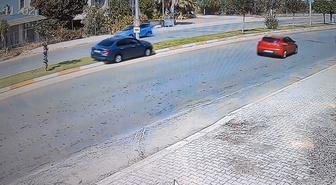 Antalya Serik'te direksiyonda fenalaşan sürücü ağaca çarpıp hayatını kaybetti