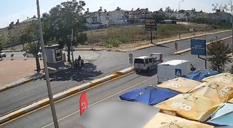 Antalya Serik'te kaza kamerada, 3 tekerlekli motosiklet sürücüsü yaralandı