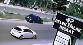 Antalya Serik'te refüje çarpan otomobilin sürücüsü hastanede hayatını kaybetti