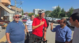 Avustralyalı bisiklet gezgini Samsun Vezirköprü'de emekli imamın evinde misafir oldu