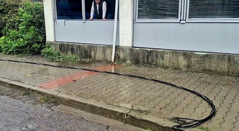 Bartın'da fırtınada kopan enerji kabloları yola düştü, cadde trafiğe kapatıldı