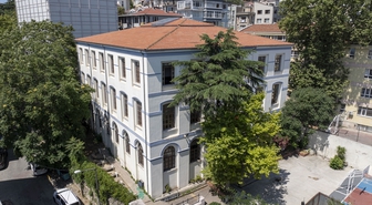 Beyoğlu'ndaki Kabataş Ticaret Meslek Lisesi 130 yılı aşkın eğitim veriyor