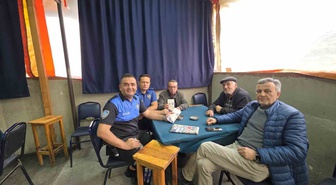 Bilecik Bozüyük'te polis, kıraathanelerde 42 vatandaşa güvenlik broşürü dağıttı