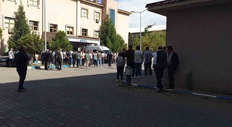 Bingöl Solhan'da okul mutfağındaki yük asansörüne kafası sıkışan öğrenci yaralandı.
