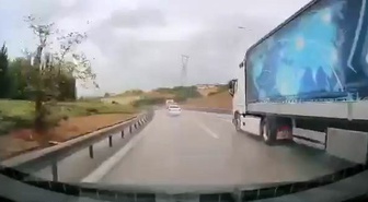 Bursa'da yağışlı havaya rağmen hızını düşürmeyen sürücünün aracı bariyerlere çarptı