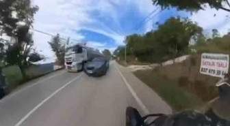 Bursa Osmangazi'de tırı sollayan otomobil, motosikletle çarpışmaktan kurtuldu
