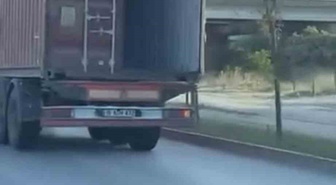 Bursa Osmangazi'de tırın açık dorse kapağı trafiği tehlikeye attı, sürücü kapattı