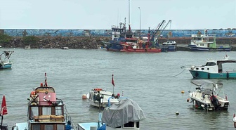 Düzce Akçakoca'da fırtınada dalga boyu 5 metreyi buldu, balıkçılar denize açılamadı