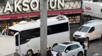 E-5 Haramidere'de kamyonet direğe çarptı, ağır yaralı sürücüye kalp masajı yapıldı