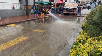 Ekipler Sinop Ayancık'ta yoğun yağış sonrası çamur ve atık temizliği yürütüyor