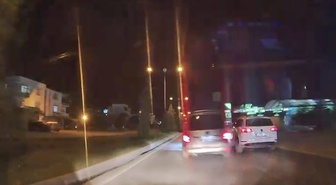 Elazığ'da makas atarak trafiği tehlikeye atan hafif ticari araç görüntülendi