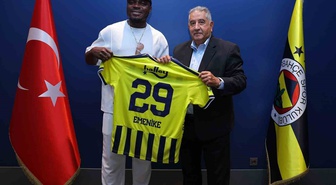 Emenike, Fenerbahçe'yi ziyaret etti, ona 29 numaralı forma hediye edildi