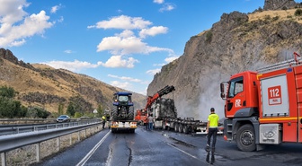 Erzincan Tercan'da hayvan yemi yüklü tır yangında kullanılamaz hale geldi