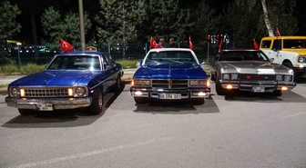 Erzurum'da 18 klasik araçlı konvoy, Türkeş'in ilk sahibi olduğu araçla tur attı