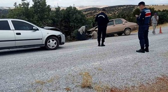 Eskişehir Sivrihisar'da iki otomobil çarpıştı, 1'i ağır 2 kişi yaralandı