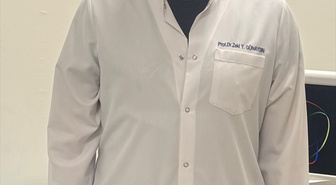 Giresun Tirebolu'da nefes borusuna ekmek kaçan garsonu Prof. Günaydın kurtardı