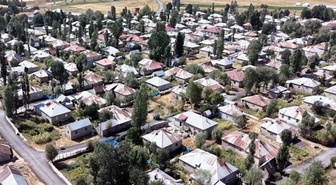 Hakkari Yüksekova'daki 220 haneli Doğanlı köyü simetrik yerleşimiyle dikkat çekiyor