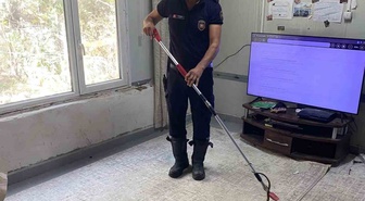 Hatay Defne'de eve giren yılan itfaiye ekiplerince zarar verilmeden yakalandı