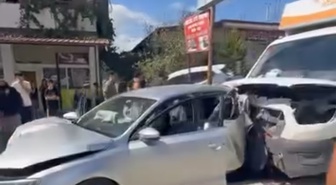 Hatay Defne'de kamyonet park halindeki otomobile çarptı, 2 kişi yaralandı