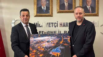İl Kültür ve Turizm Müdürü Soytürk, MHP İl Başkanı Biçer'e gece fotoğrafı hediye etti
