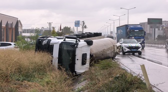 İnegöl'de yağışta kanala devrilen sıvı tuz tankerinin sürücüsü hafif yaralandı