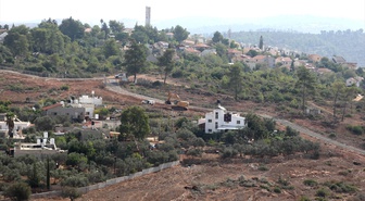 İsrail iş makineleri Batı Şeria Deyr Nizam'da zeytin ağaçlarını sökmeyi sürdürdü