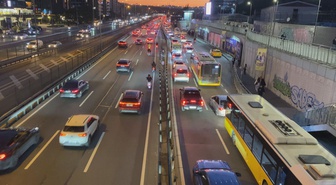 İstanbul'da akşam trafiği yüzde 69'a ulaştı, yoğunluk D-100 Yenibosna'da görüntülendi