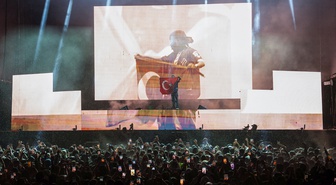 İstanbul'da sağanak altında konser veren Metro Boomin, sahnede Türk bayrağı açtı