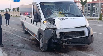 Karaman'da okul servisi işçi servisine çarptı, 1 kişi hafif yaralandı