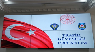 Karaman'da trafik güvenliği toplantısında Vali Çiçek sürücülere kural uyarısı yaptı