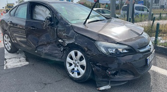 Kars'ta hasta almaya giden ambulans otomobille çarpıştı, 4 kişi yaralandı