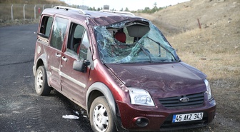 Kars'ta iki aracın çarpıştığı kazada 3 kişi yaralandı, sıkışanları AFAD kurtardı