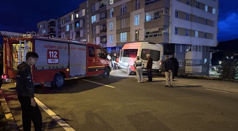 Kastamonu'da kontrolden çıkan minibüs korkuluklara yan yattı, sürücü yaralandı.
