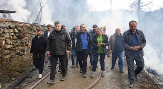 Kastamonu İnebolu'da 11 ev yandı, Milletvekili Ekmekci evlerin yapılacağını söyledi