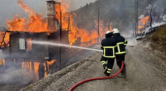 Kastamonu İnebolu'da ahşap ev yangını 7 eve sıçradı, söndürme çalışmaları sürüyor