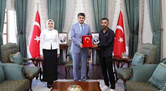 Kilis Valisi, Polateli'deki Ravanda Kalesi'nde Türk bayrağını düzelten genci kabul etti