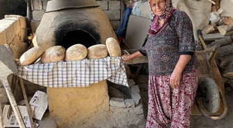 Kırklareli Vize'de 64 yaşındaki Güllü Saykaç taş fırında ekmek yapmayı sürdürüyor