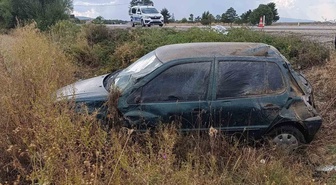 Konya Beyşehir'de yağışlı havada otomobil şarampole devrildi, 1 kişi yaralandı