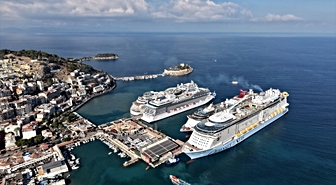 Kuşadası'ndaki Ege Port Limanı'na yanaşan 4 kruvaziyerden 11 bin 811 turist indi