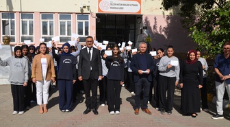 Muş'ta 40 lise öğrencisi, 81 ile Mektup etkinliğinde mektuplarını PTT'ye teslim etti