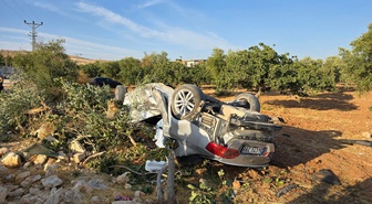 Nizip'te araç fıstık bahçesine devrildi, 16 yaşındaki çocuk öldü, 6 kişi yaralandı