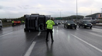 Pendik'te balık yüklü TIR devrildi; şoför yaralandı, trafik yoğunluğu oluştu
