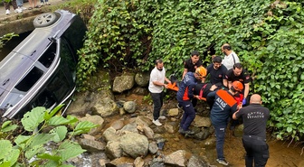 Rize Çayeli'de otomobil dere yatağına devrildi, 6 kişi yaralandı