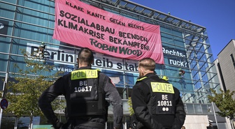 Robin Wood aktivistleri CDU Berlin binasının çatısına çıkarak AfD'yi protesto etti