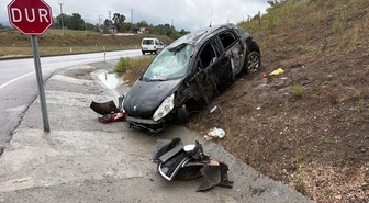 Sakarya Hendek'te otomobil yağışta takla attı, 2 kişi yaralandı
