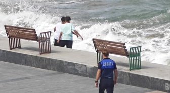 Samsun Yakakent'te dalgalara rağmen oynayan iki çocuk zabıta uyarısıyla uzaklaştırıldı