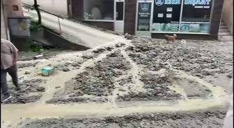 Sinop Ayancık'ta sağanak Panayır Alanı esnafını etkiledi, yol kenarında çökmeler oldu