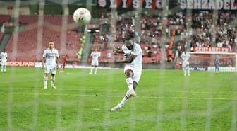 Süper Lig'de 6 haftada 19 penaltıdan 14'ü gol oldu, Göztepe 5 kez beyaz noktaya gitti