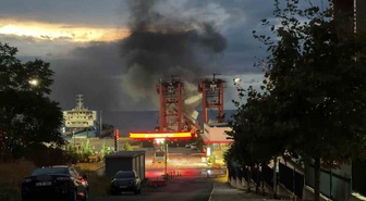 Tekirdağ Süleymanpaşa'da Ceyport Limanı'ndaki kamyonette çıkan yangın söndürüldü